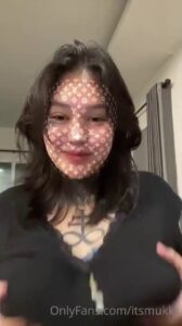 คลิปหลุด Onlyfans น้องมุก หุ่นอวบสาวลายสัก โชว์นมยักษ์ยัดปากตัวเอง ครางเสียวหีแฉะ
