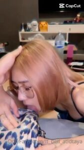 สาวแว่น OnlyFans เงี่ยนจัดอมควยแฟนยาวๆ แล้วโดนเย็ดสดซอยหีรัวแตกในคาหี
