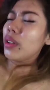 คลิปหลุดไทย สาวผิวขาวหุ่นดี โดนแฟนควยใหญ่ซอยหีสดแบบไม่ยั้ง แตกคาหีครางลั่น