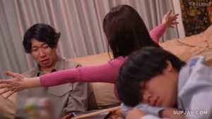 สาวญี่ปุ่นตัวเล็กหีฟิต ถูกเพื่อนควยใหญ่เย็ดสดซอยหีแรงแตกในไม่เซ็นเซอร์